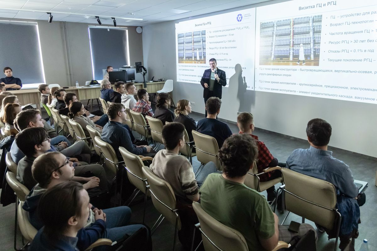 Цикл научно-образовательных семинаров ПИШ СПбПУ продолжила лекция Павла Мочалова о газовых центрифугах